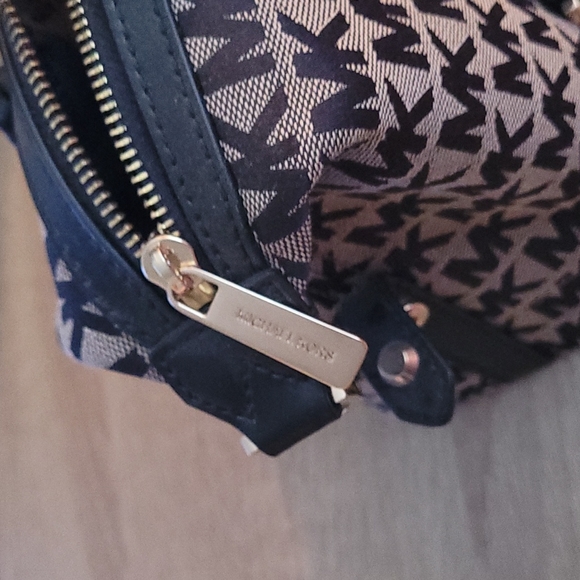 Micheal Kors Monogram Purse for Fall - Picture 7 of 12